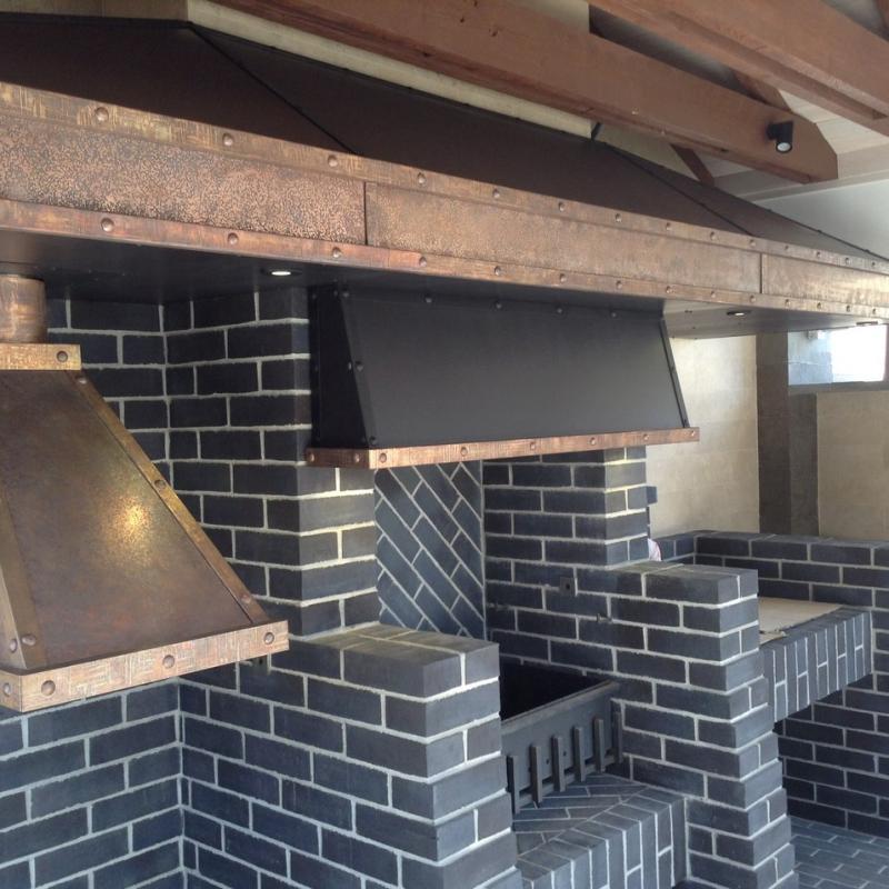 Композиция вытяжных зонтов – вытяжка над мангалом и тандыром