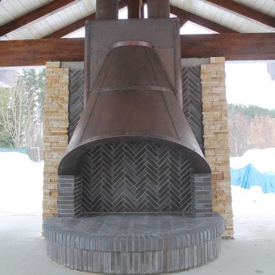 Вытяжной зонт для зоны барбекю, форма – усеченный полуконус, травленая медь, патина