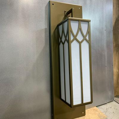 Уличный светильник их нержавеющей стали покрашен под латунь